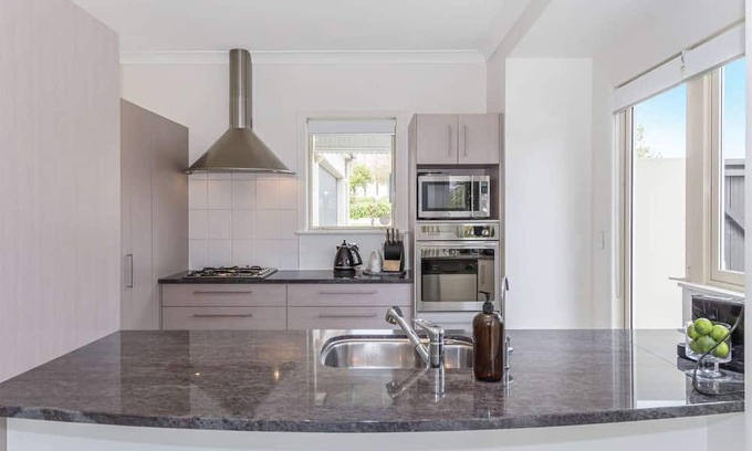 Gulf Harbour Apartamento | Delightful 1 B\R apartment. King Bed + Ensuite.