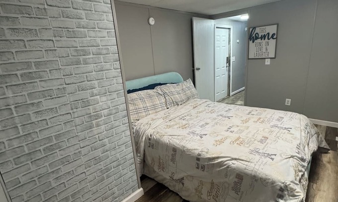 Henderson Casa | 3-bedroom house in peaceful Henderson with WiFi, AC near Kerr Lake