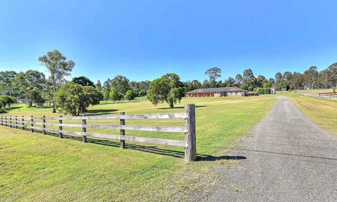 Branxton Casa | Hunter Valley Family Oasis - 5 bedroom House with Pool