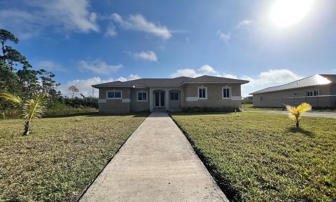 Williams Town Casa | Charming 3-bedroom house with AC, WiFi in lovely Freeport
