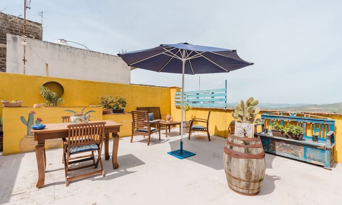 Sambuca di Sicilia Apartamento | Apartment 'Ajman House' with Mountain View, Private Terrace and Air Conditioning