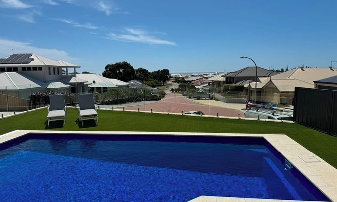 Singleton Casa | Beautiful Beachside Home Have fun with whole family in this very stylish hom