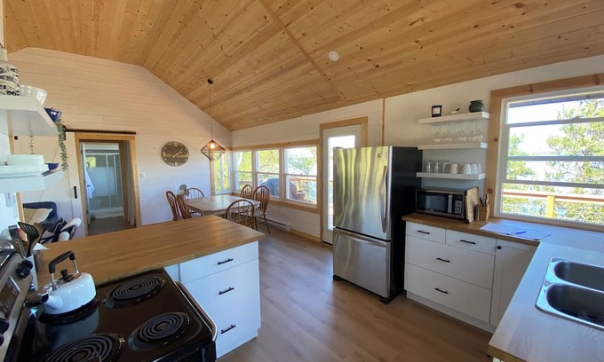 Manitoba Cabina | Peaceful Heights - Lakefront Cabin on Beautiful Betula Lake