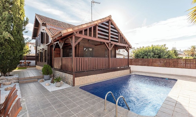 L'Eliana Chalet De Esquí | Casa de Madera con piscina privada, situada en lugar emblemático de Valencia.