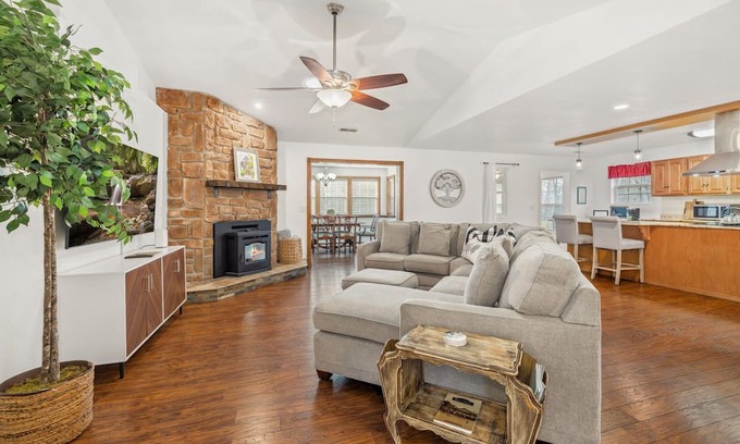 Bella Vista Casa | Bella Villa-Hub for Bikers & Golfers-Backyard Oasis