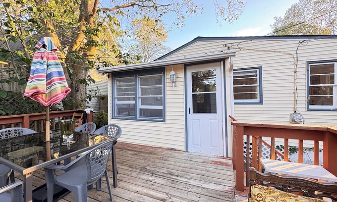 Baiting Hollow Cabaña | Charming 3-bedroom beachfront cottage with WiFi, AC in welcoming Calverton