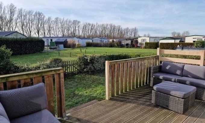 Sint Kruis Chalet De Esquí | Peace, space, nature and coziness in our cozy chalet at the campsite.