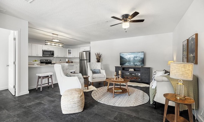 Kellogg Condominio | Beautiful 2-bedroom condo centrally located in Kellogg with a porch.