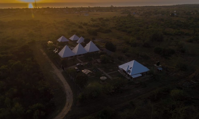 Saadani National Park Alquiler De RV | Welcoming 13-bedroom campground in Saadani National Park.