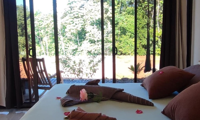 Las Lomas Cama Y Desayuno | Kocorica Private room with terrace and bathroom in the countryside.