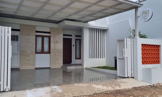 Bandar Lampung Casa | Semesta Lux Family Guesthouse - 3BR house in Lampung with AC, wifi, and kitchen.