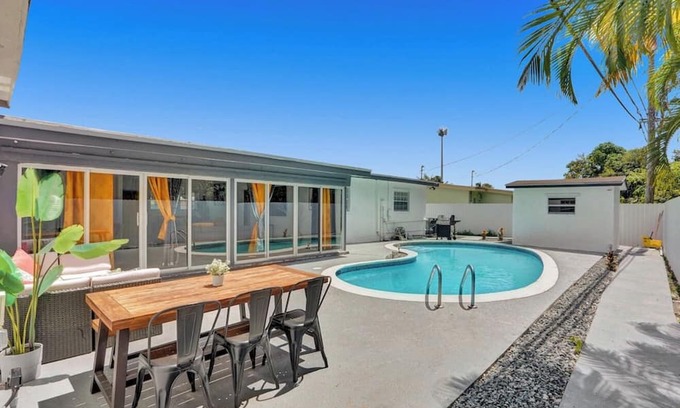 Ives Estates Casa | Luxury Pool Villa 5BD 4BA