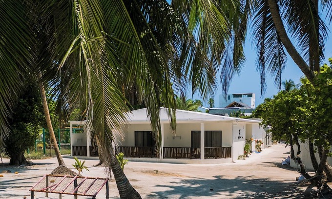 Dhigurah Cama Y Desayuno | Sea view room with balcony