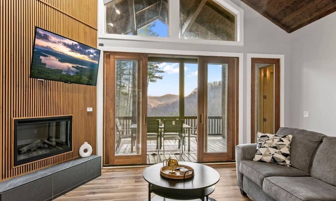 Sylva Condominio | Mountain Hideaway, Grill, and Sunset Views!