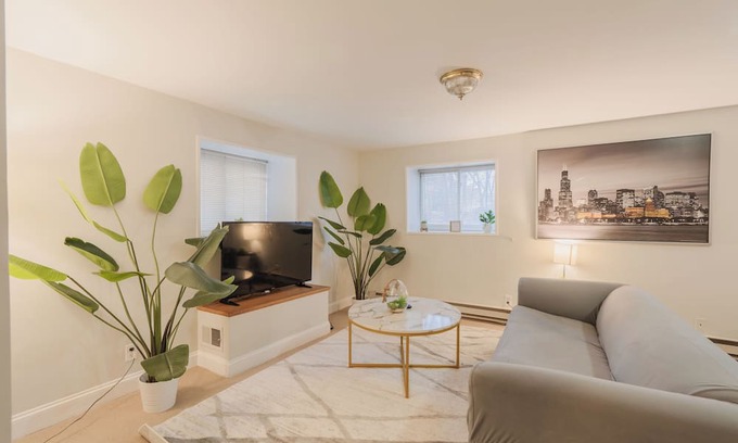 Lakewood-Balmoral Apartamento | Prime Location: Cozy 1BR Near Dining & Shops