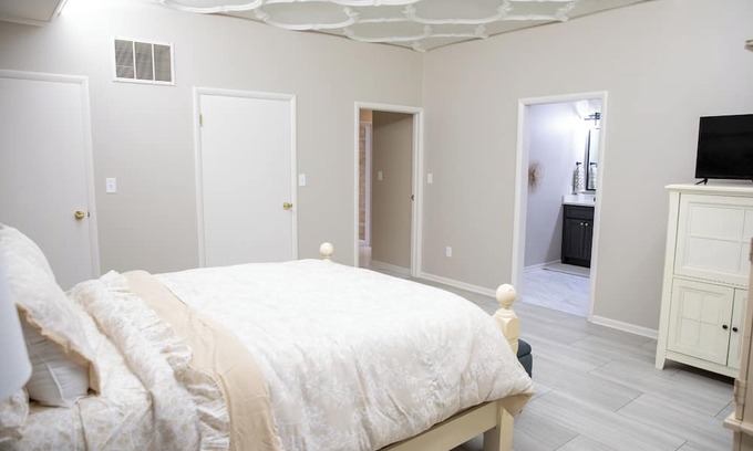 Terre Haute Apartamento | Charming 2-bedroom apartment close to Universities in downtown Terre Haute.