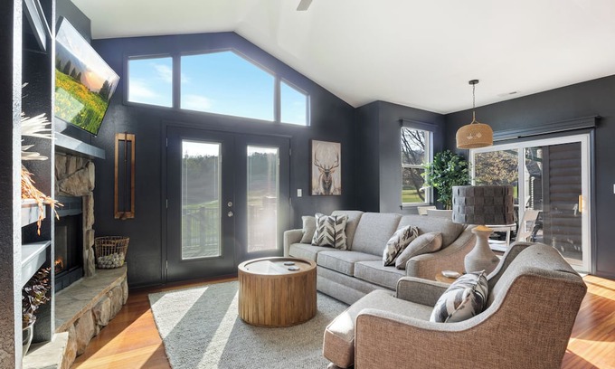 Camdenton Cabaña | Charming cottage overlooking the 15th fairway at Old Kinderhook Golf Course!