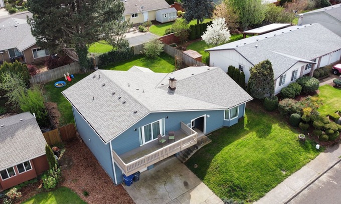 West Salem Casa | Spacious 4BR home w/ hot tub near Salem wineries & family fun!