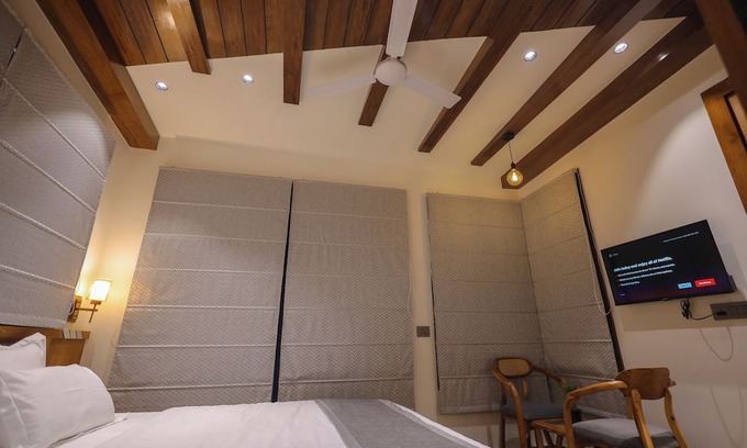 Mathura Casa | Spacious building in charming Mathura with WiFi, AC