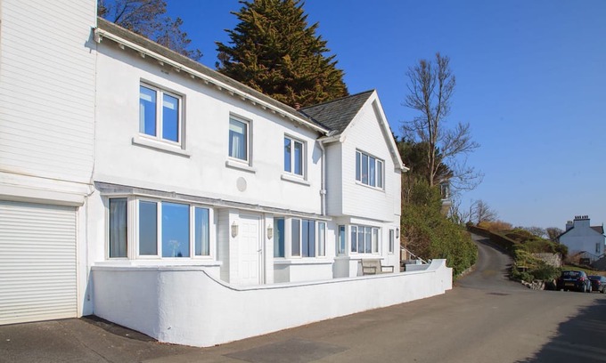 Port Erin Cabaña | Craig Y Nos - a holiday cottage that sleeps 6 guests in 3 bedrooms