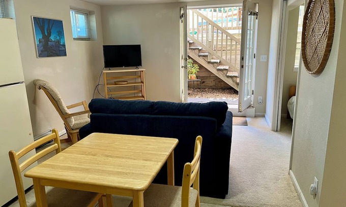 Highland Park Apartamento | Fabulous locale for light-filled mountainside apartment in charming Boulder.