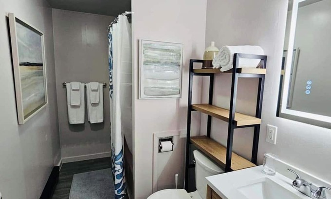 Wellsville Apartamento | Modern 1-Bedroom Apartment with walkout deck