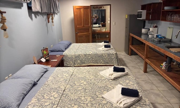 Bahía Drake Cabina | Willy's Fish Camp. All rooms have an ocean view from lodgings nestled hillside!