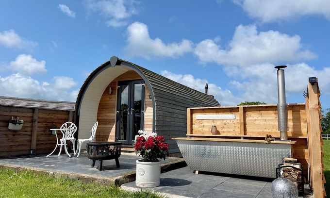 Rhuddlan Alquiler De RV | An idyllic rural setting on a working farm only a short walk to the village!
