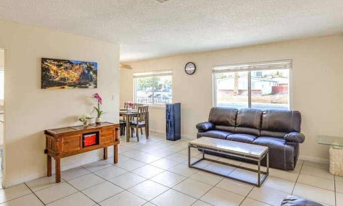 Chinatown Casa | 376) Modern Home - sleeps 6!