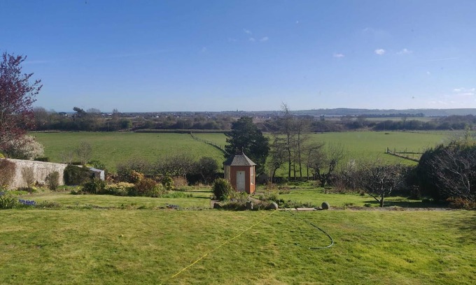 Montrose Apartamento | Beautiful period property with amazing views, spacious rooms and a large garden.