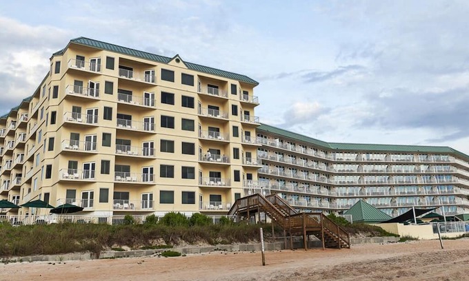 Elrod Estates Complejo | Ormond Beach oceanfront view! 2-bedroom resort w/ huge pool deck on the beach!