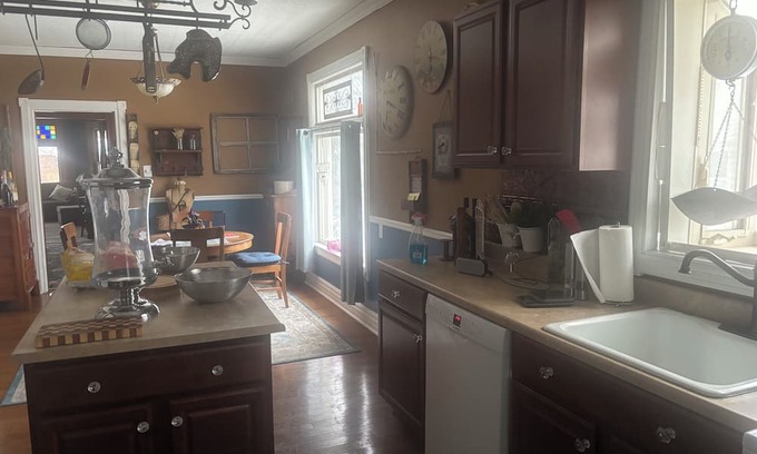 Algonac Casa | Lovely 2-bedroom Victorian home with AC in Algonac. Near shopping and the river
