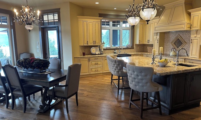 Sicamous Casa | Luxury home in Sicamous, overlooking Mara lake in the Shuswap