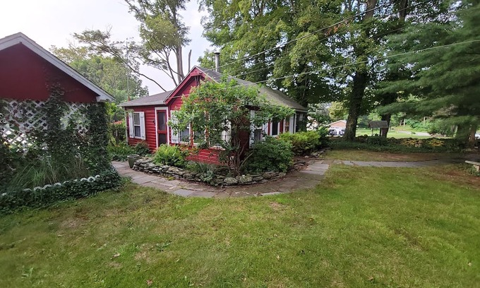 East Haddam Cabina | Cottage on the Moodus Reservoir go back in time enjoy a quite get away .