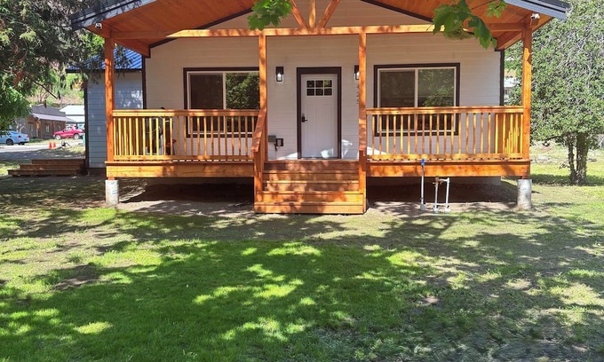Riggins Casa | Main Street Retreat! Charming 3 Bedroom House in the heart of Riggins!
