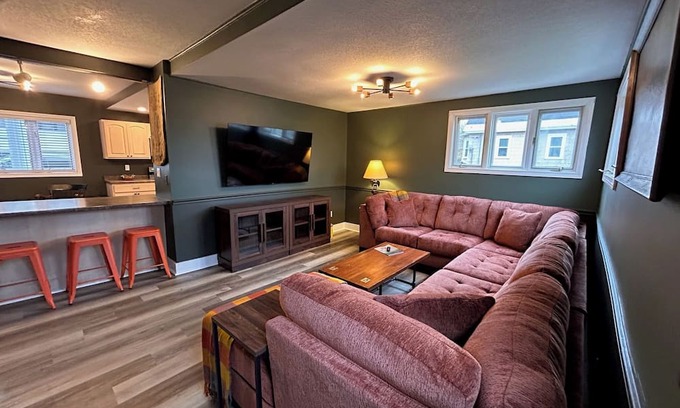 Berlin Casa | Spacious 5BR Retreat - Ride The Wilds Direct from our Driveway!