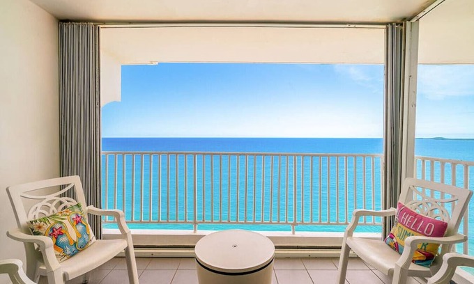 La Pared Apartamento | Captain’s Beachfront Pool and Parking