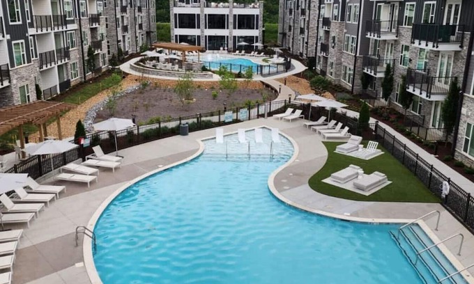 Metrocenter - North Rhodes Park Apartamento | 5min to DT | Pool | King Bed | Full Gym | Parking