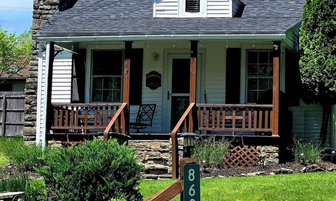 Greentown Cabaña | Charming 2-bedroom cottage with AC, WiFi in serene Lake wallenpaupackview access