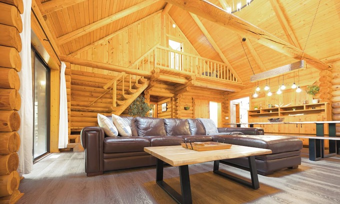 Arlington Cabina | Riverfront - Log Home - Hot Tub - Game Room