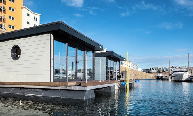 St. Helier Apartamento | Oyster floating pod in St Helier Marina