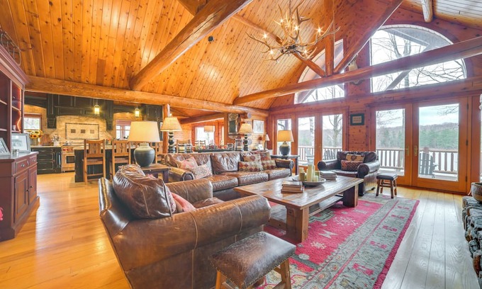 Levering Cabina | Deck + Beach Access: Lakefront Cabin in Levering!