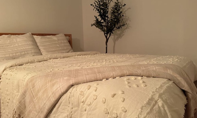 Alderwood Casa | Modern stay Minutes from YYZ and Rogers Centre with own washroom&kitchen