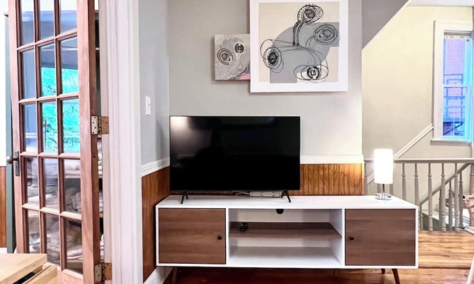 Historic Downtown Apartamento | Beautiful large apartment, fast commute to NYC, Laundry, Parks!
