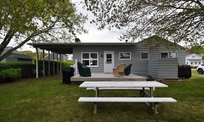 Misquamicut Casa | Misquamicut Fire District | Walking Distance to your beach access!
