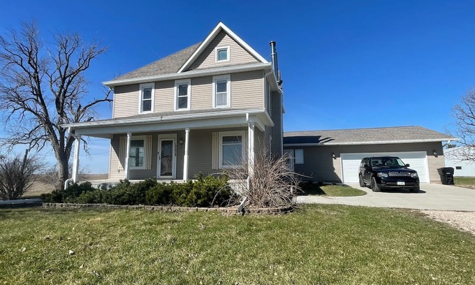 Washburn Otro | Cozy Farmhouse Getaway 10 min from Lost Island and Casino