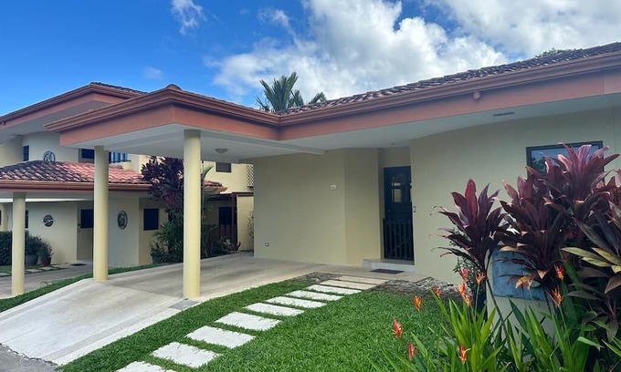 Tárcoles Casa | Cozy newly renovated 2-bedroom house 10 mins from the beach!
