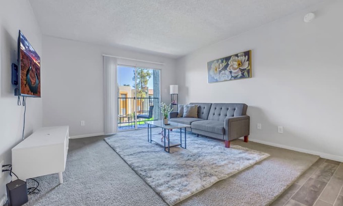 Mesa Apartamento | Sanctuary - Near Hospitals/Airport - Work Spot