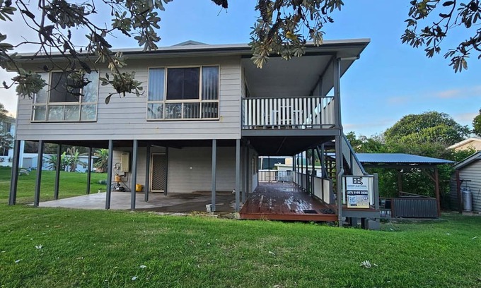 Eurong Casa | Fraser Island.Rays Place Eurong 4BR Home ,Ocean Views, BBQ Hut & Verandahs –