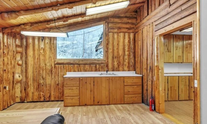 Harding-Birch Lakes Cabina | 3-bedroom Log Cabin in Charming Salcha with Free WiFi, Mountain Views & Private